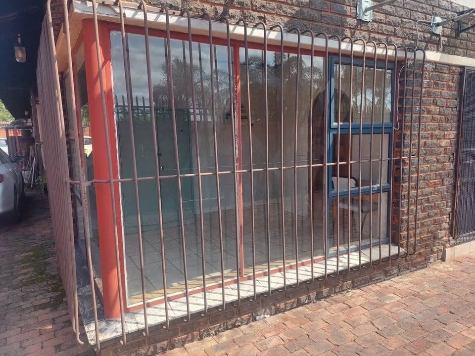 Rooms To Rent in Booysens Pretoria — 3 bed, 2 bath property in Pretoria, Gauteng